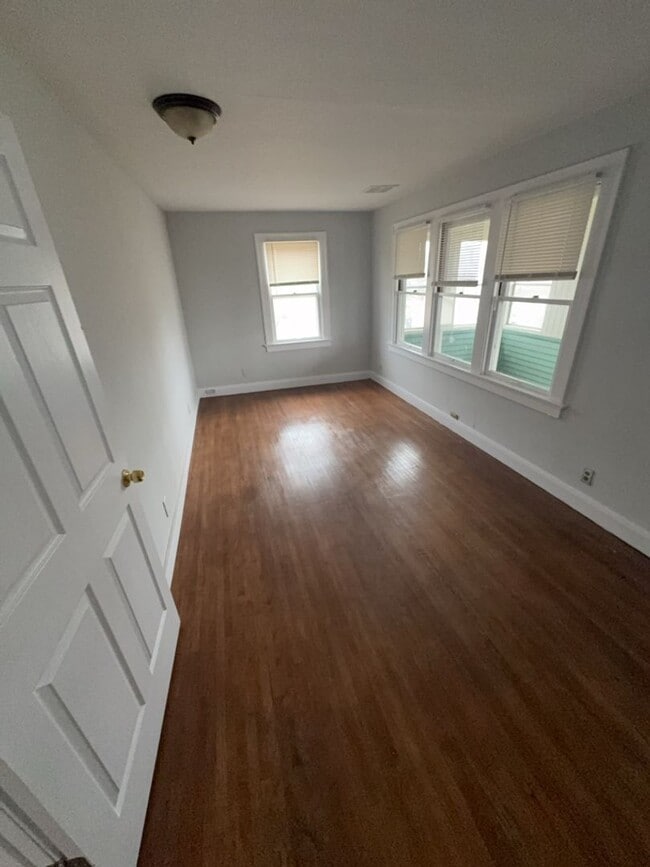 property at 960 W Delaware Ave