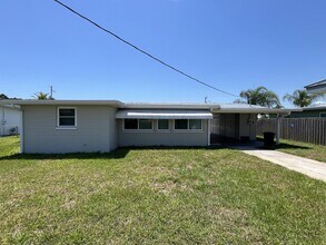 371 Granada St in New Smyrna Beach, FL - Foto de edificio - Building Photo