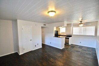 Holland Court Apartments in Dallas, TX - Building Photo - Building Photo