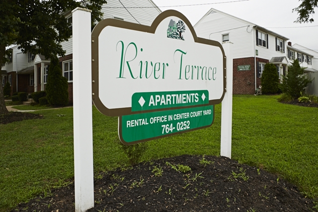 River Terrace Apartments in Riverside, NJ - Foto de edificio