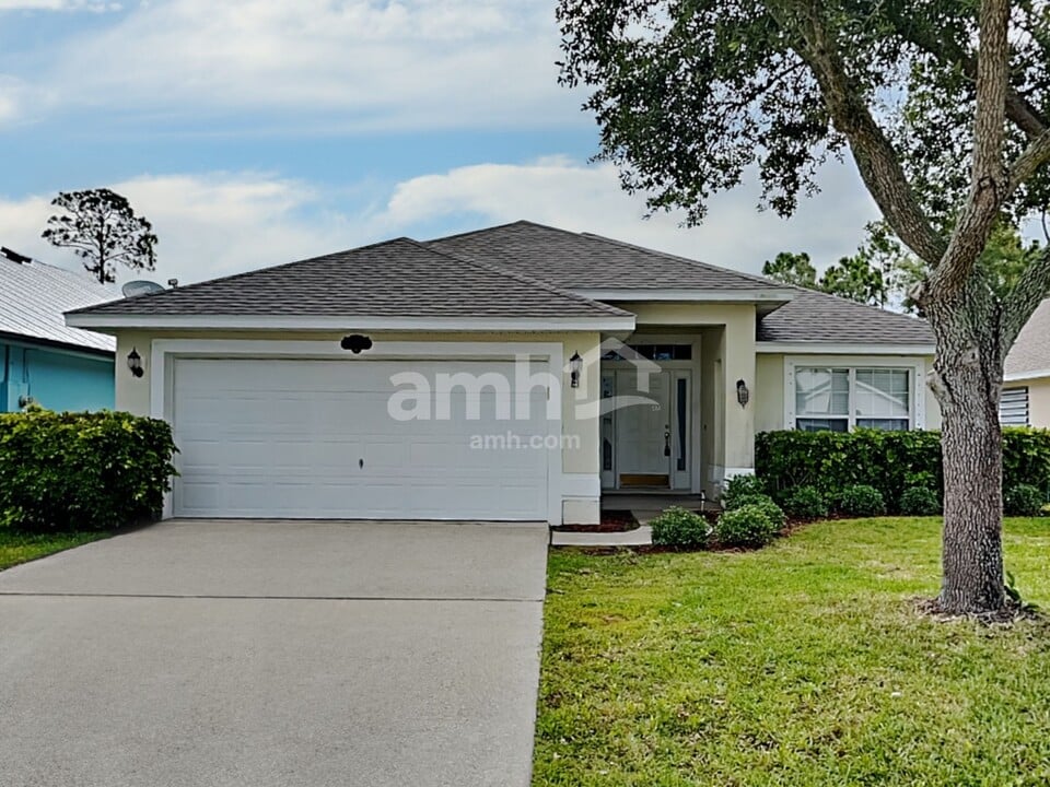875 Sedgewood Cir in West Melbourne, FL - Building Photo