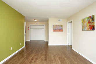 La Plaza in Houston, TX - Building Photo - Interior Photo