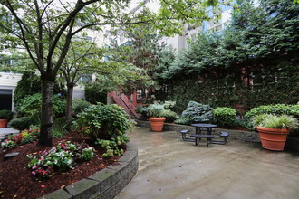 Promenade at the Park Apartment Homes in Seattle, WA - Foto de edificio - Building Photo