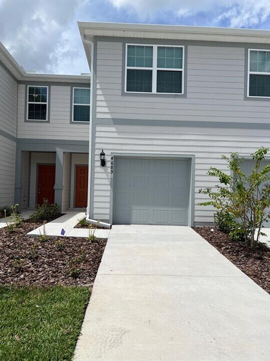 4689 Sparkling Shell Ave in Kissimmee, FL - Foto de edificio