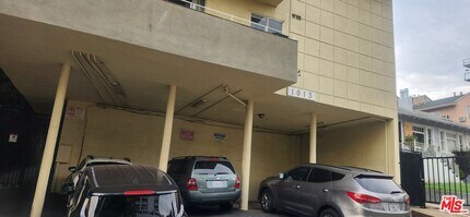 1013 N San Vicente Blvd in West Hollywood, CA - Building Photo - Building Photo