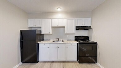 500 Foch St, Unit 3 in Bryan, TX - Building Photo - Building Photo
