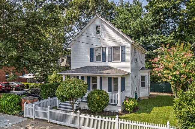 9 Underhill Ave in Locust Valley, NY - Building Photo - Building Photo