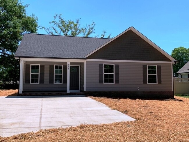 property at 606 N Main St