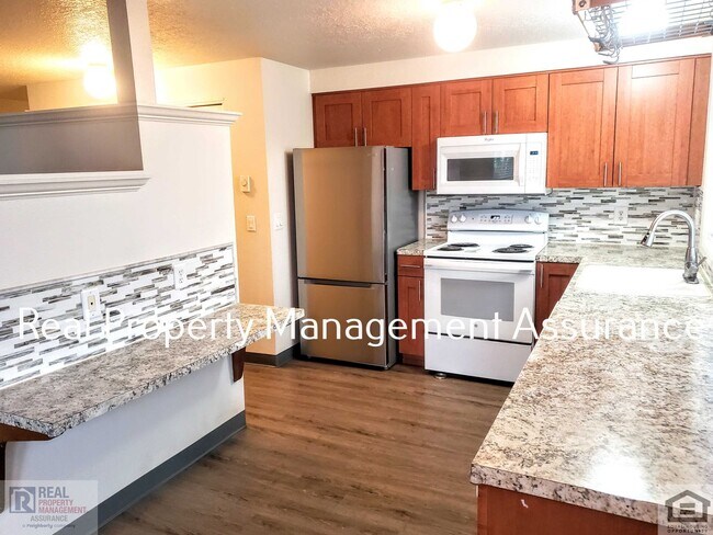 7085 SW Montauk Cir in Lake Oswego, OR - Building Photo - Building Photo