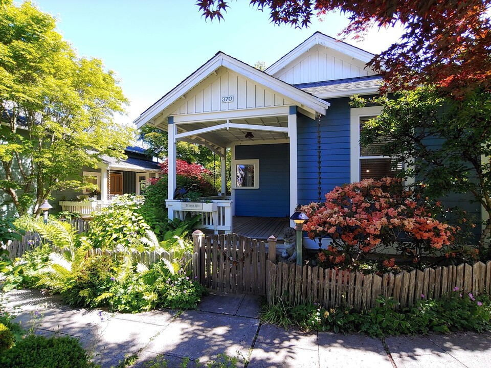 370 Cottage Ln in Langley, WA - Building Photo