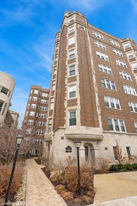 6334 N Sheridan Rd in Chicago, IL - Building Photo