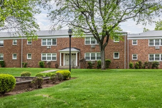 Metuchen Manor in Metuchen, NJ - Building Photo - Building Photo