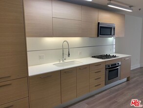 727 W 7th St in Los Angeles, CA - Building Photo - Building Photo