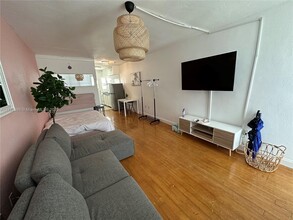 300 74th St in Miami Beach, FL - Foto de edificio - Building Photo