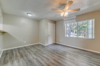 Green Oaks Apartments in Tampa, FL - Building Photo - Building Photo