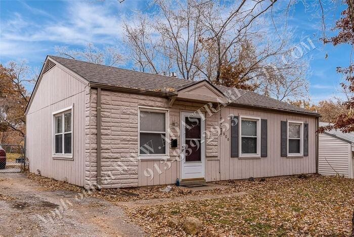 4906 Crest Dr in Kansas City, KS - Building Photo