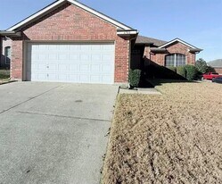 6700 Periwinkle Dr in Arlington, TX - Building Photo