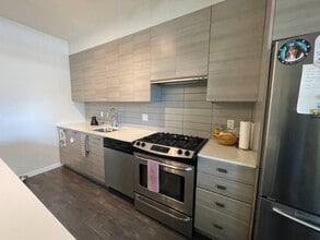 6965-6965 Hastings St in Burnaby, BC - Building Photo - Building Photo