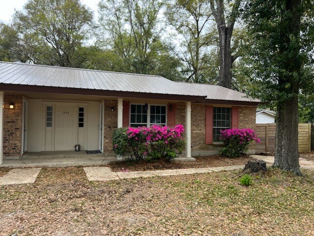 1994 Lansing Dr in Pensacola, FL - Building Photo