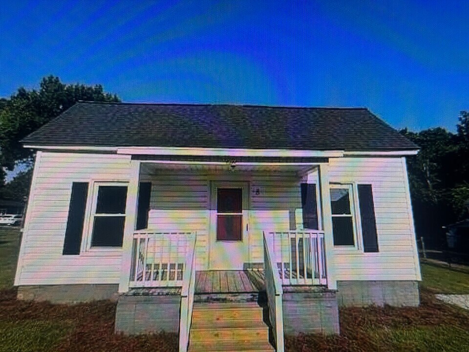 8 Hames St in Lexington, NC - Building Photo