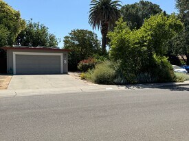 902 Gregory Pl in Davis, CA - Building Photo
