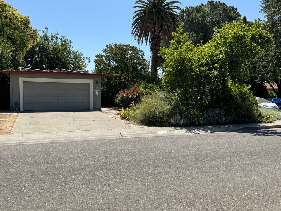 902 Gregory Pl in Davis, CA - Building Photo