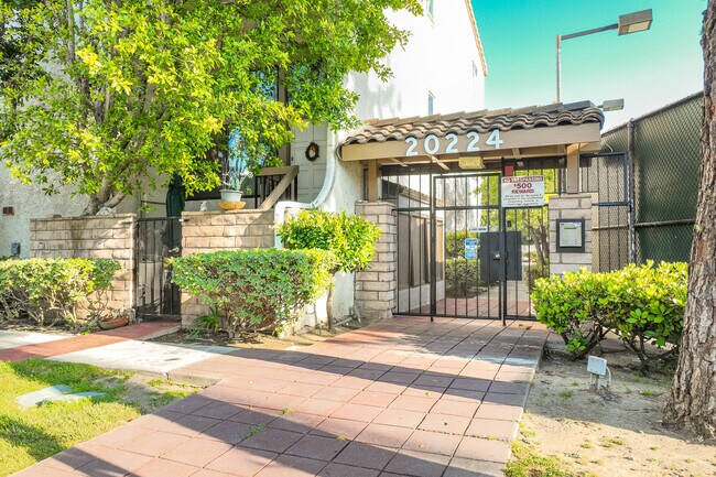 20224 Sherman Way in Winnetka, CA - Foto de edificio - Building Photo