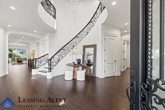 5011 Hayvenhurst Ave in Los Angeles, CA - Building Photo - Building Photo