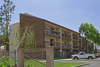 Santa Fe Plaza in Porterville, CA - Foto de edificio - Building Photo