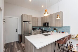 2317 N Clark St, Unit 303 in Chicago, IL - Building Photo - Building Photo