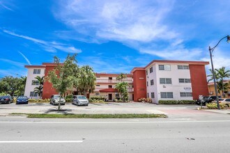 Hollywood Courtyard Apartments in Hollywood, FL - Building Photo - Building Photo