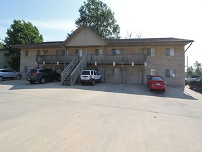 Cedar Pointe Apartments in Carlyle, IL - Building Photo - Building Photo