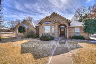 1042 Hidden Oaks Way in Guthrie, OK - Building Photo - Building Photo
