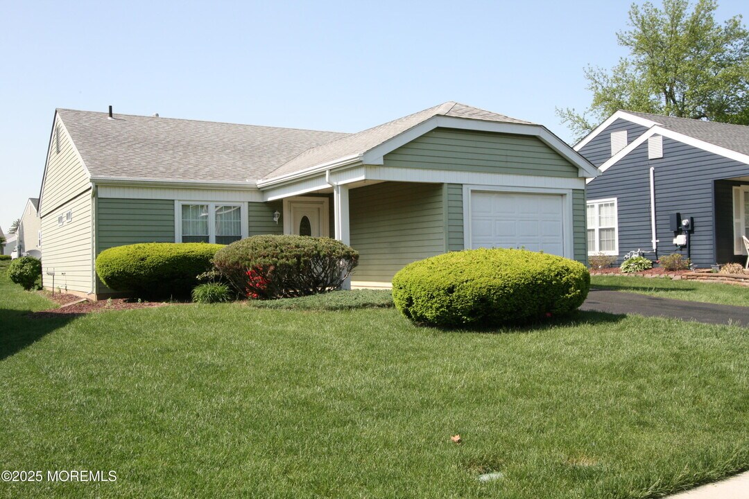 19 Flintshire Terrace in Manchester Township, NJ - Building Photo