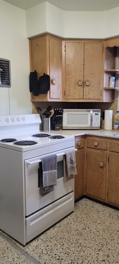 130 N Grove St in Bowling Green, OH - Building Photo - Building Photo