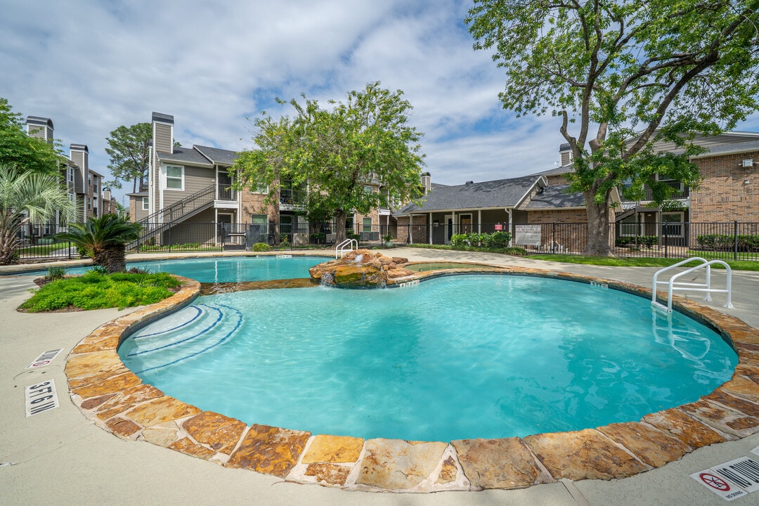 The Life at Grand Oaks in Houston, TX - Building Photo