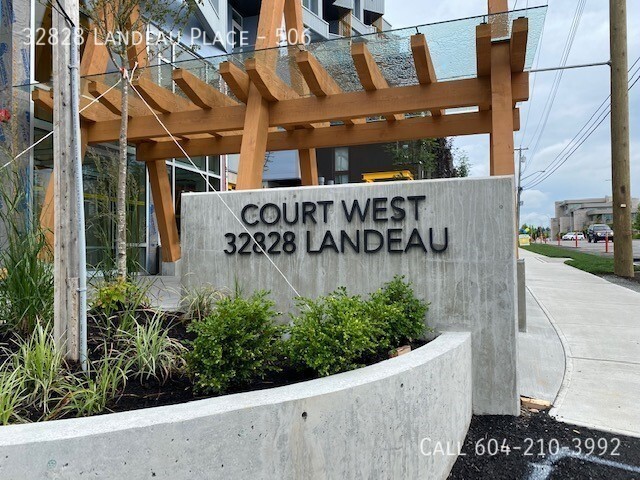 32828 Landeau Pl in Abbotsford, BC - Building Photo