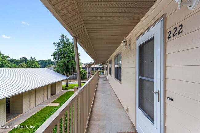 222 Hiawatha Ct in East Palatka, FL - Foto de edificio - Building Photo