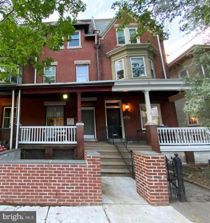 4237 Sansom St in Philadelphia, PA - Foto de edificio