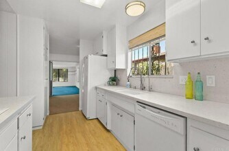 7384 Ballinger Ave in San Diego, CA - Foto de edificio - Building Photo