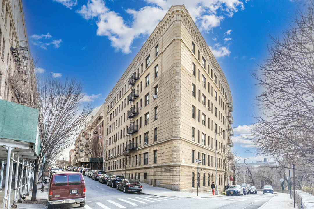 870 Riverside Dr in New York, NY - Building Photo