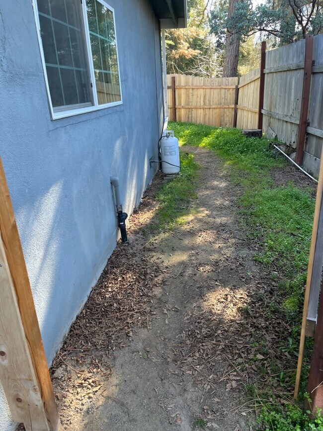 49650 Pierce Dr in Oakhurst, CA - Building Photo - Building Photo