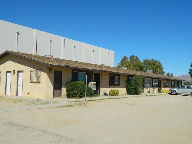 13401 Navajo Rd in Apple Valley, CA - Building Photo - Building Photo
