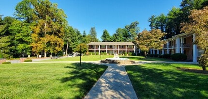 102 Boyd Dr in Flat Rock, NC - Building Photo - Building Photo