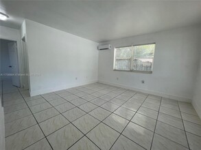 1372 NE 149th St in Miami, FL - Building Photo - Building Photo