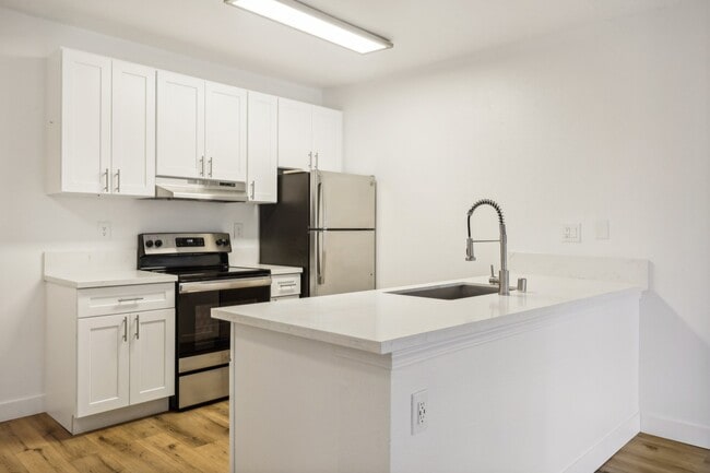 Valle at 9151 Kenwood in Spring Valley, CA - Building Photo - Building Photo