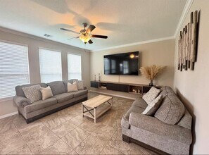 718 S Chamfer Way in Crosby, TX - Building Photo - Building Photo