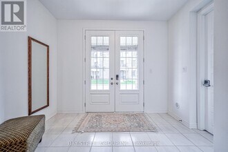 3093 Travertine Dr in Oakville, ON - Building Photo - Building Photo