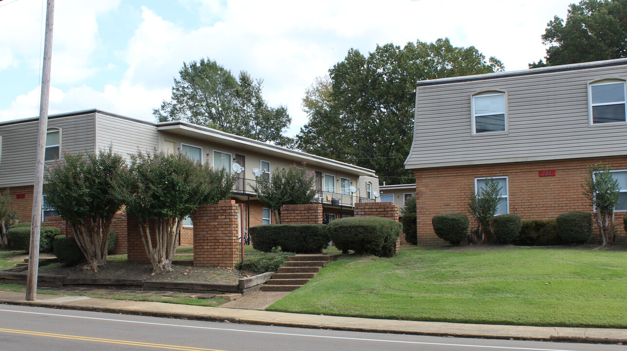 Center Court Apartments in Collierville, TN - Building Photo