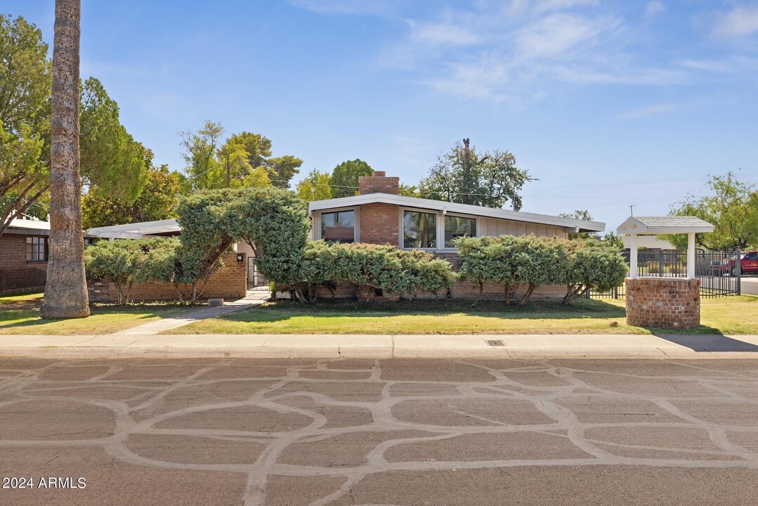 1401 E Rose Ln in Phoenix, AZ - Foto de edificio